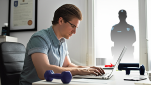 Estudante focado em laptop, símbolo de formação EAD em Educação Física do Instituto Óliver, com foco em carreira fitness e policial.