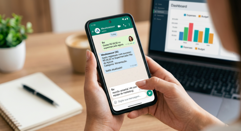 Mão segurando smartphone com a interface do WhatsApp, exibindo uma conversa com o assistente MeuAssessor, que registra automaticamente gastos e compromissos via IA. Ao fundo, gráficos financeiros e um calendário desfocados.