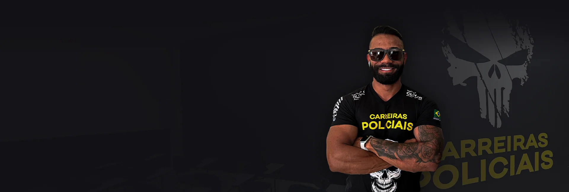 Mateus Oliver, professor de Educação Física EAD, em um estúdio de fitness moderno